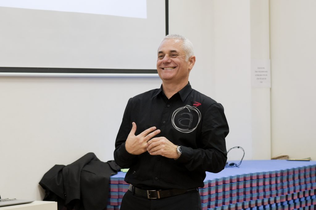 משא ומתן באנגלית: מוטי אלוני בהרצאה מול מצגת