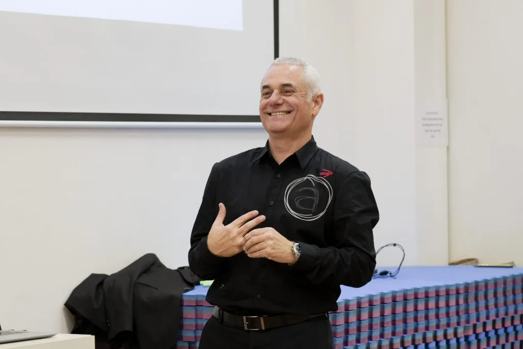 משא ומתן באנגלית: מוטי אלוני בהרצאה מול מצגת
